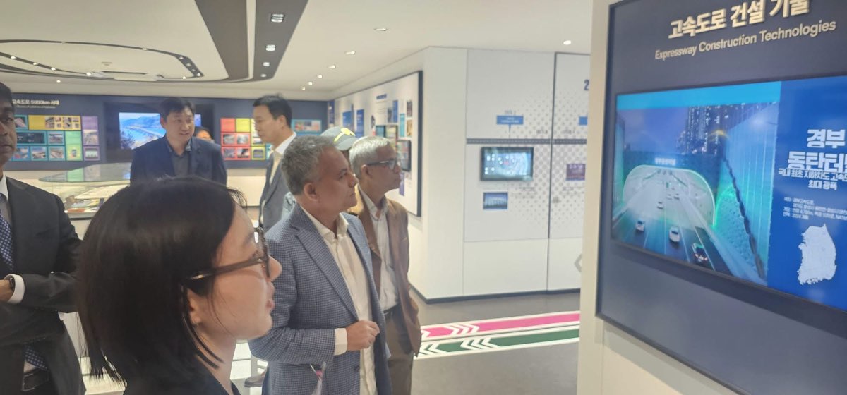 সিউলের সেন্ট্রাল ট্রাফিক ম্যানেজমেন্ট সেন্টার এবং ঐতিহাসিক ইনচিয়ন ব্রিজ মিউজিয়াম পরিদর্শন করেছেন- শেখ রবিউল আলম 